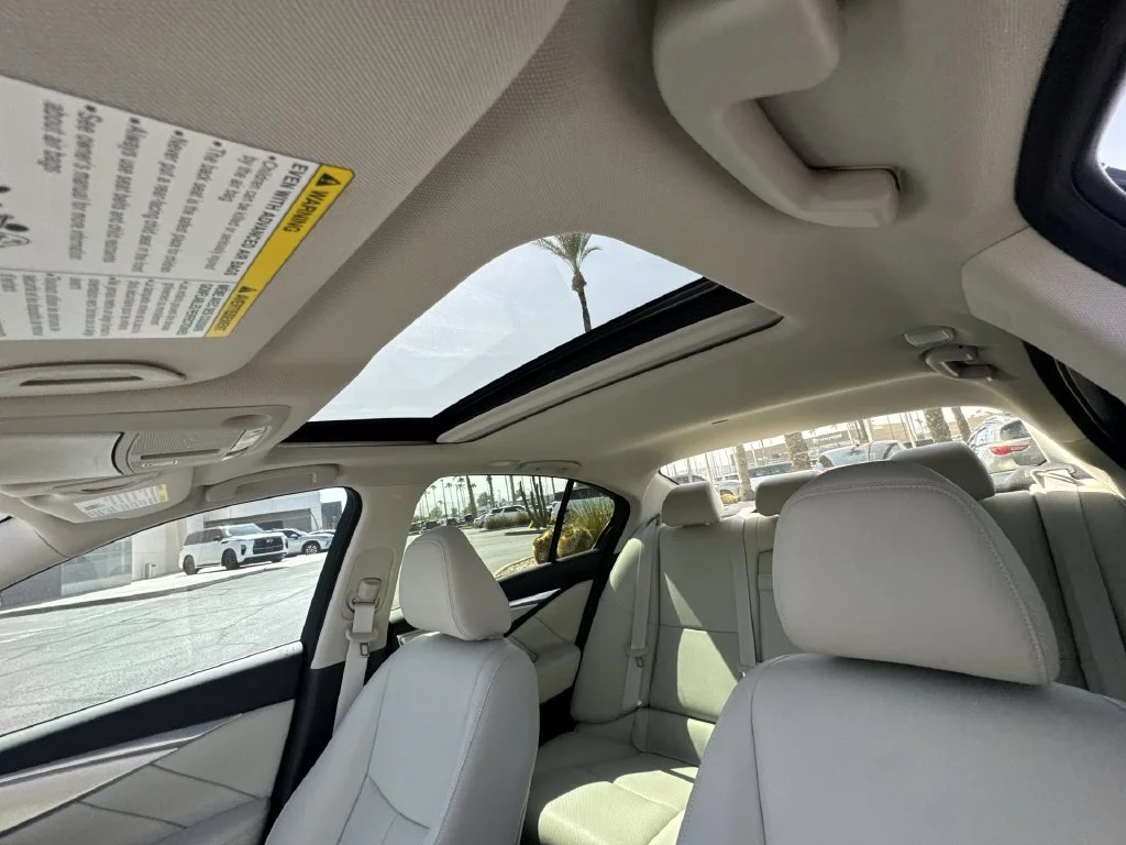 Used 2023 White INFINITI LUXE image 18