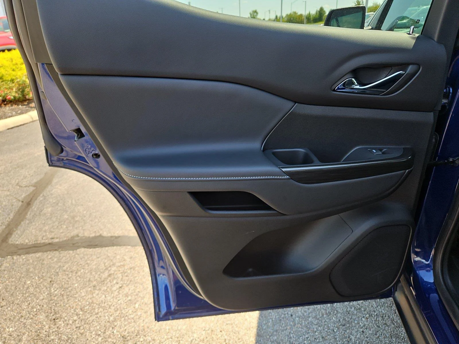 Used 2023 ULTRA BLUE METALLIC GMC SLT image 17
