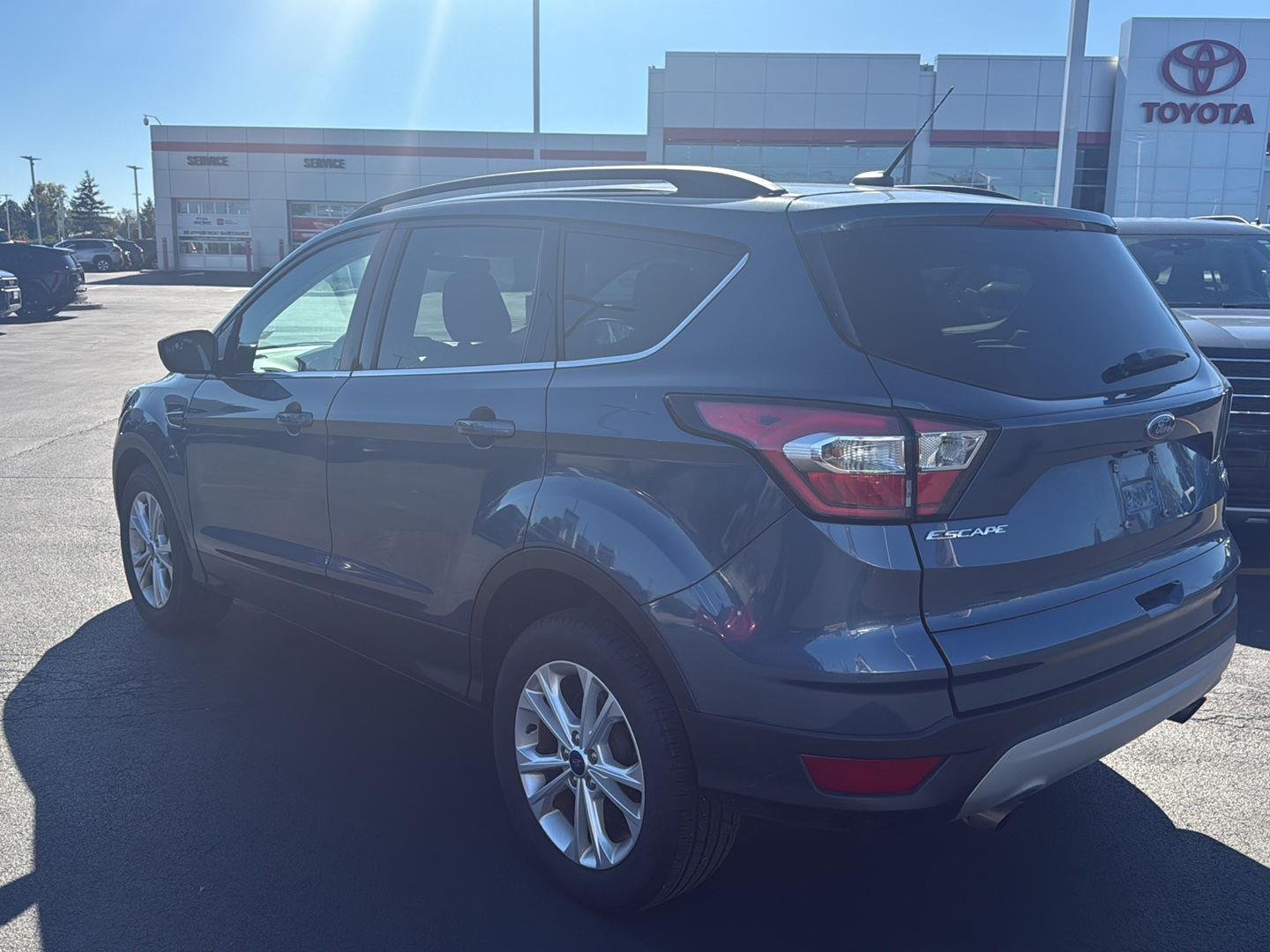 Used 2018 Blue Ford SE image 5