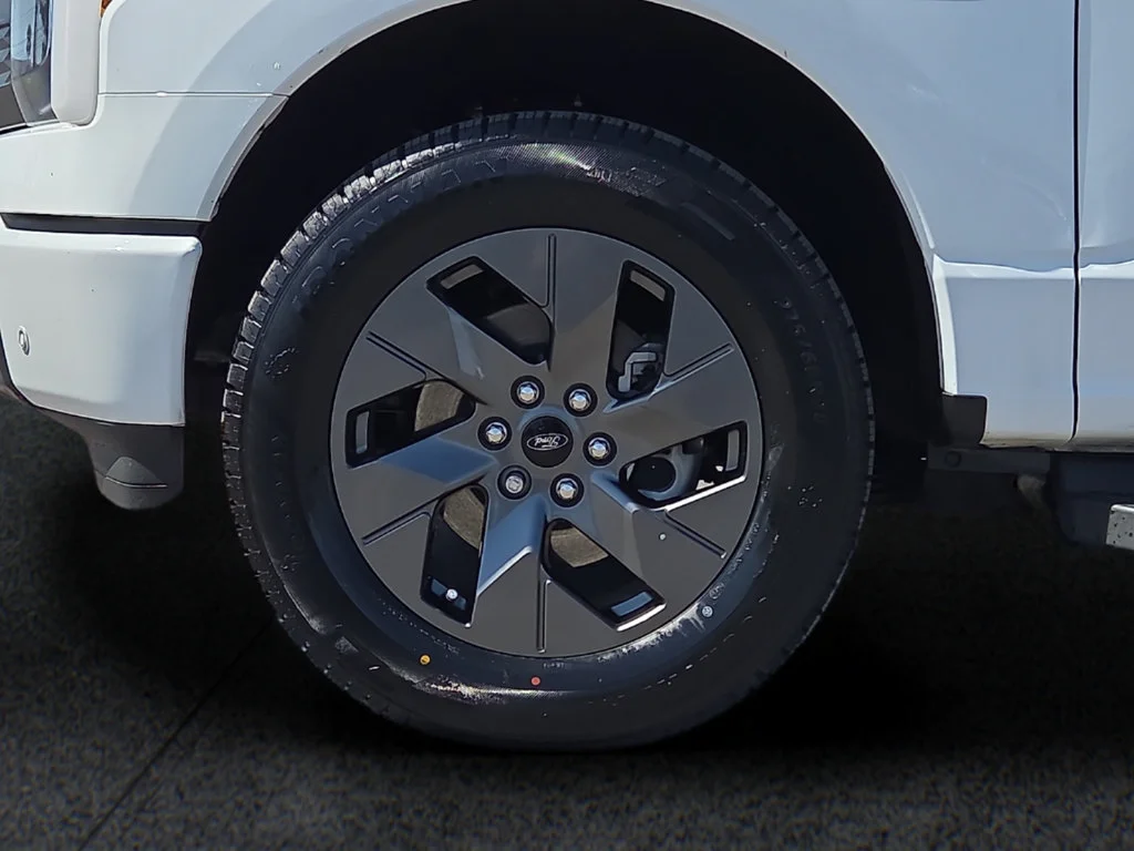 2023 Ford F-150 Lightning Lariat - Photo 8