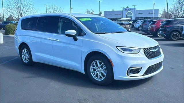 2023 Chrysler Pacifica Touring L's photo