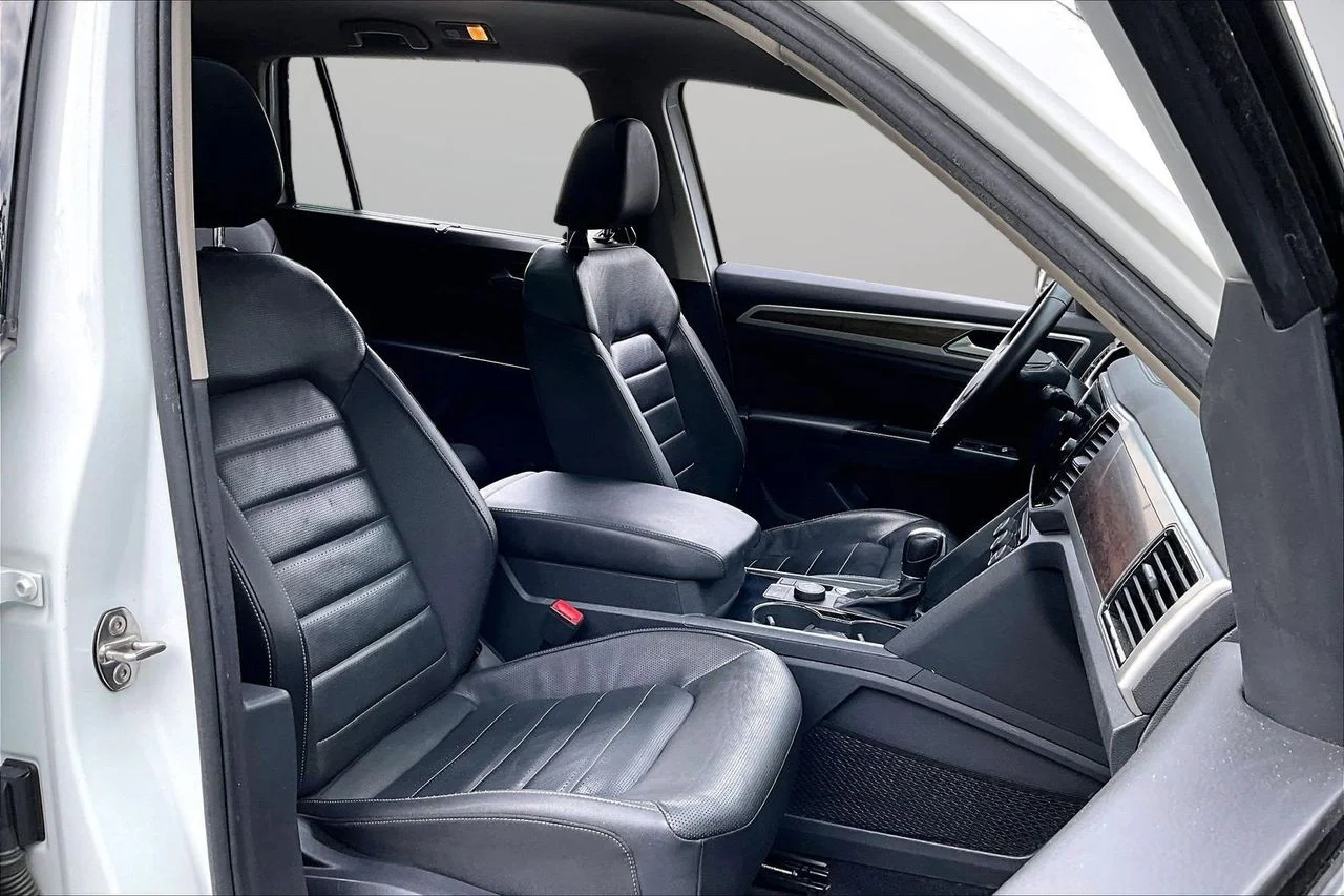 Certified Used 2019 White Volkswagen SEL Premium image 24