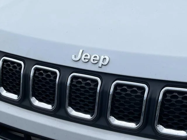 Used 2024 White Jeep Latitude image 9