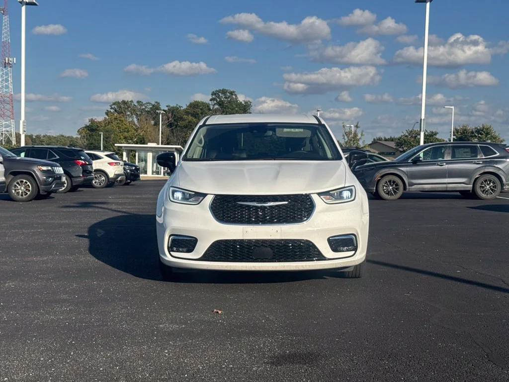 Used 2024 White Chrysler Touring L image 10