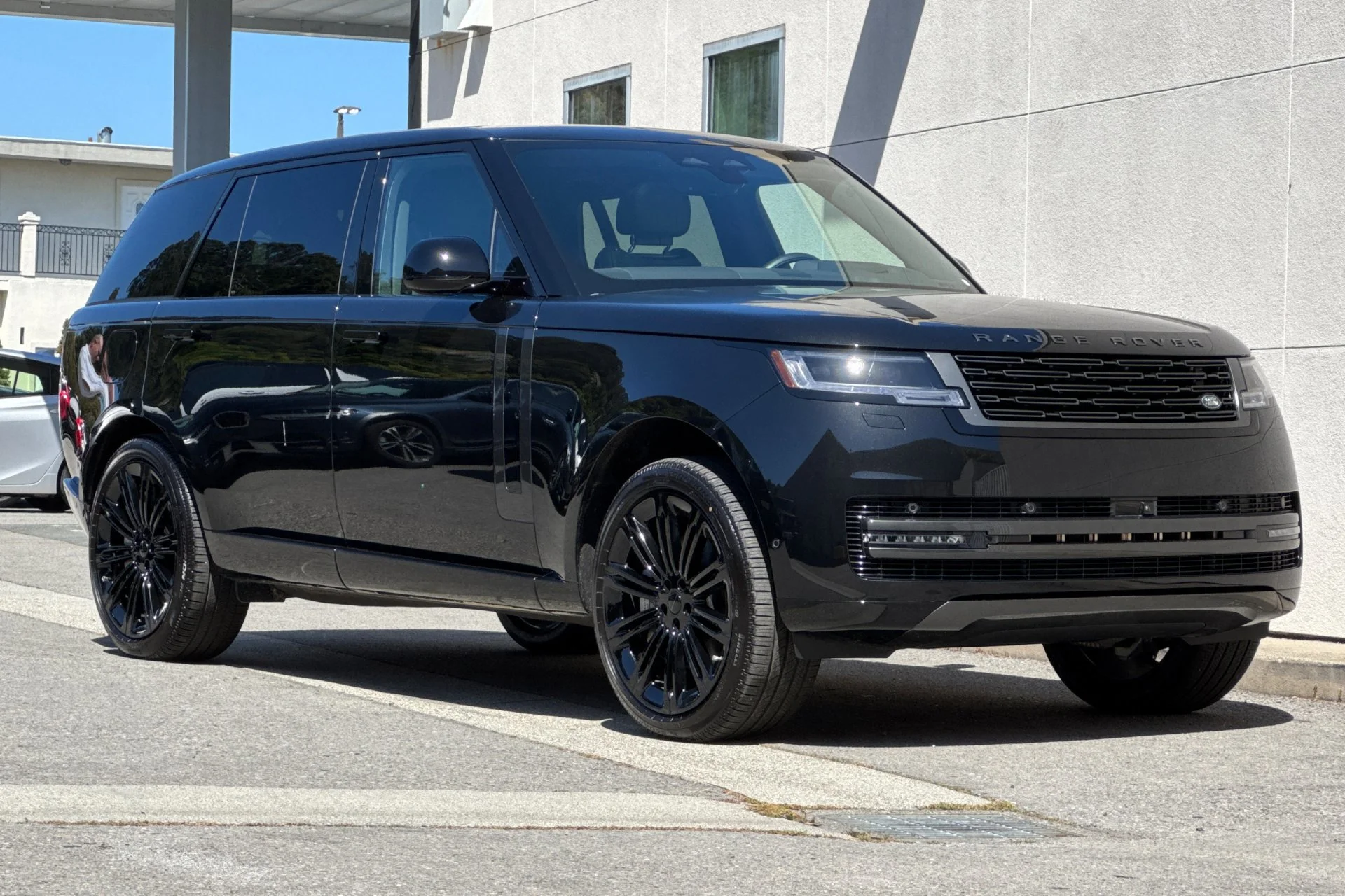 New 2026 Santorini Black Land Rover SE image 9