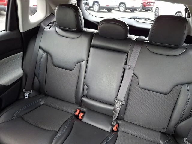 Used 2022 Red Jeep Latitude image 18