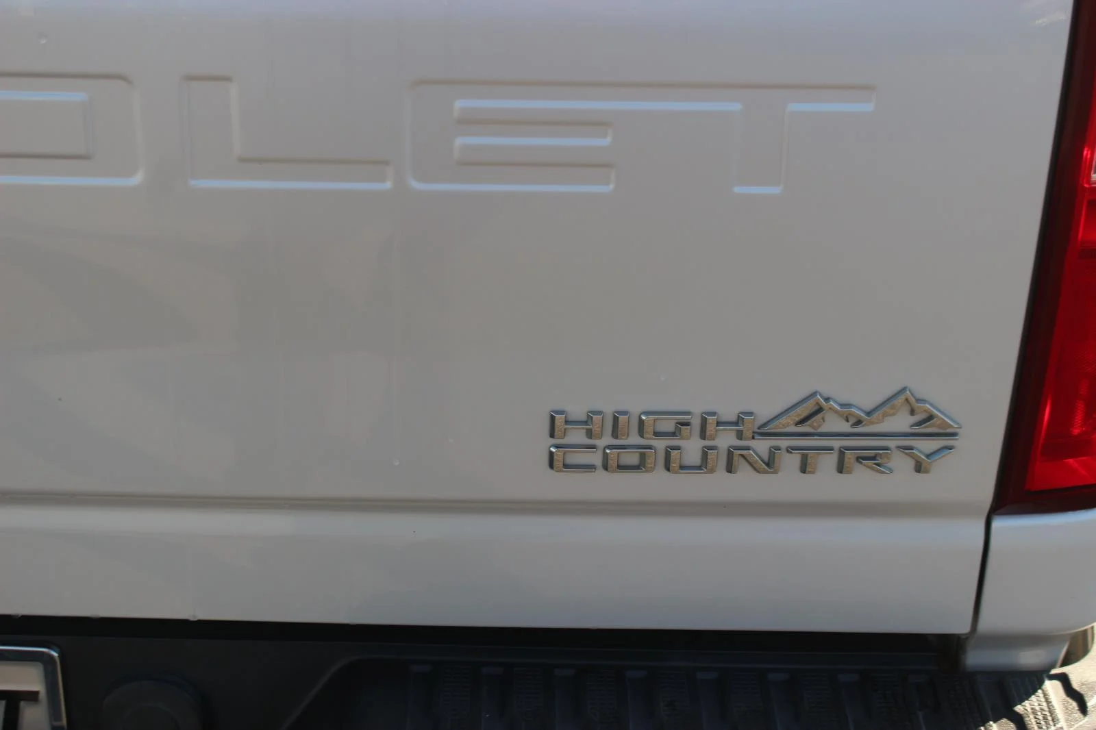 Used 2021 IRIDESCENT PEARL TRICOAT Chevrolet High Country image 13