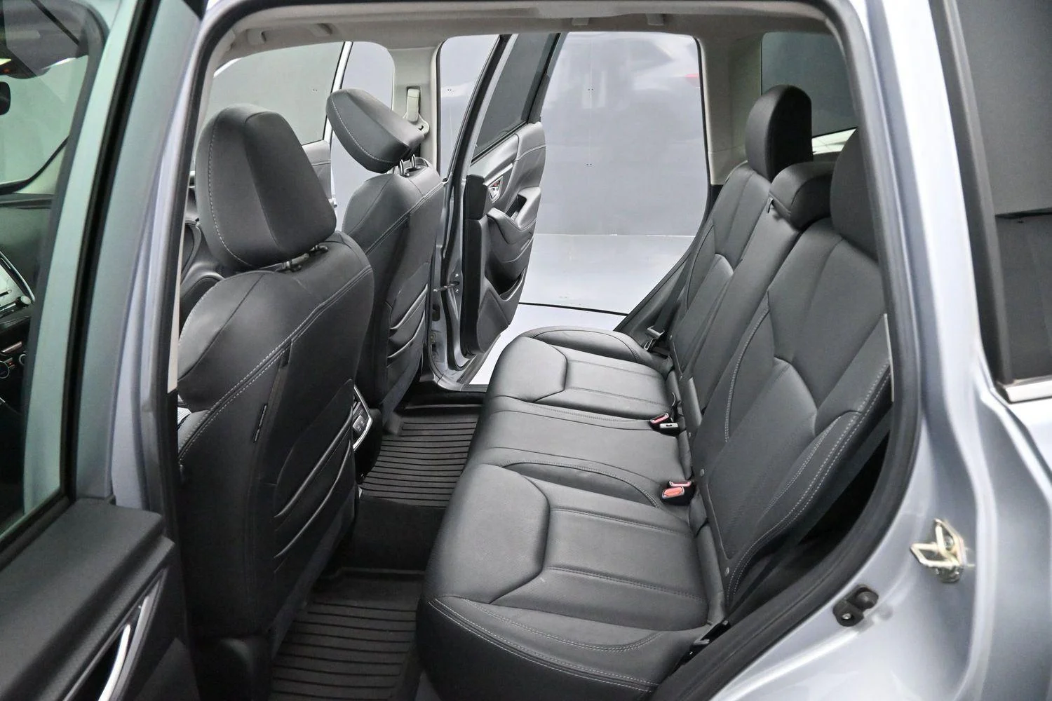 Used 2020 Ice Silver Metallic Subaru Limited image 30