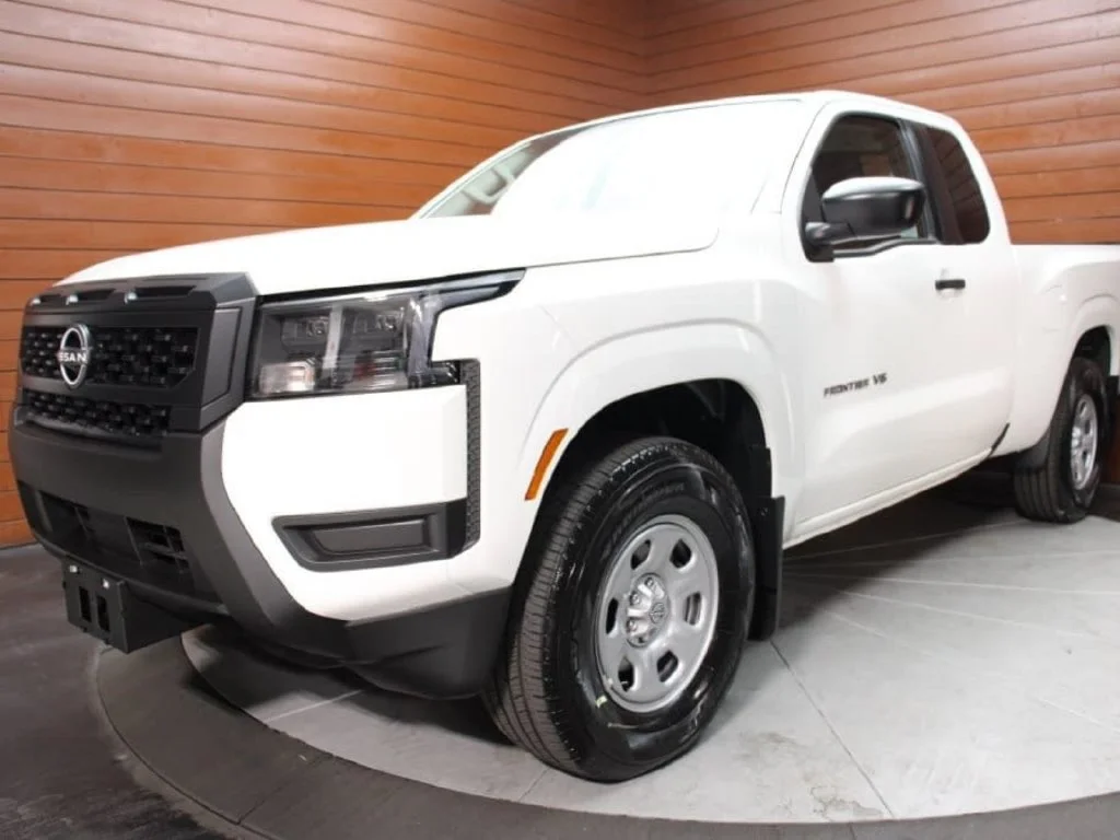 New 2027 Glacier White Nissan King Cab® S image 26