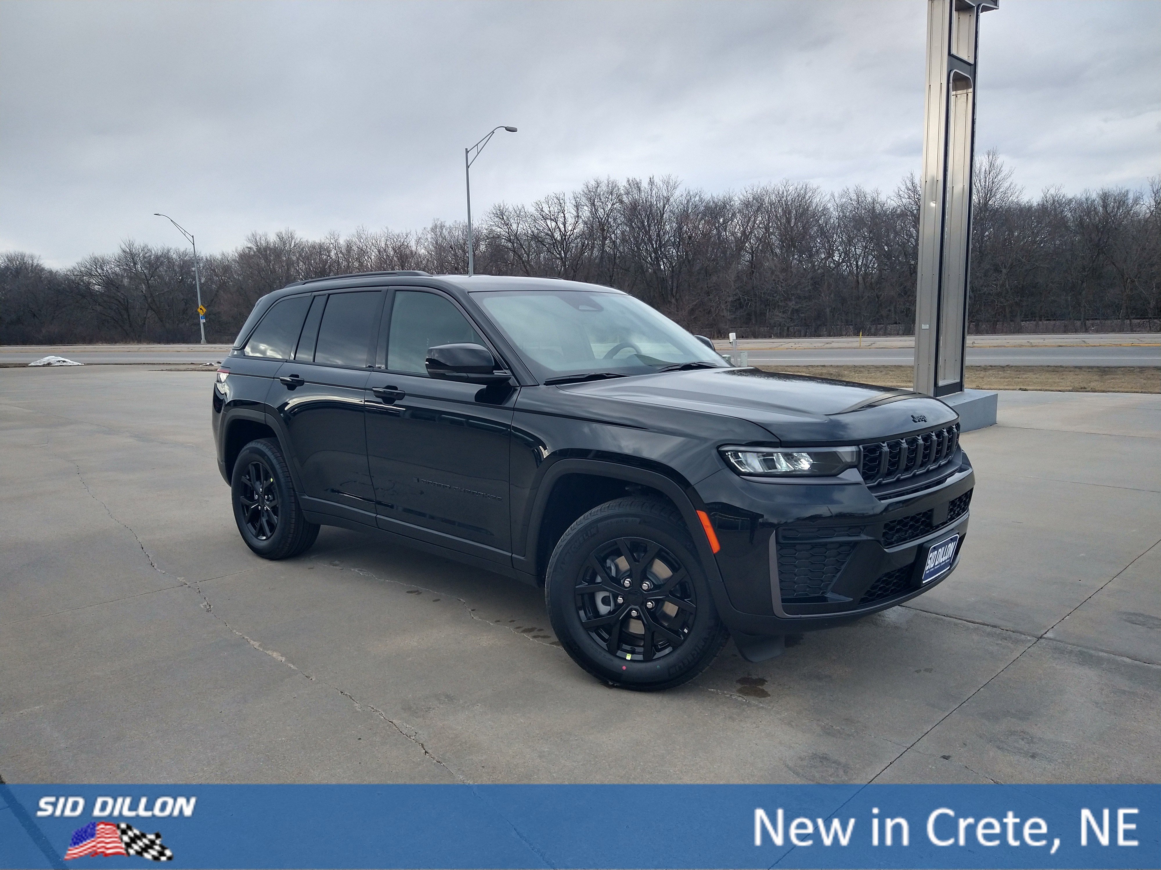 New 2026 Diamond Black Crystal Pearl-Coat Exterior Paint Jeep Laredo Altitude image 14