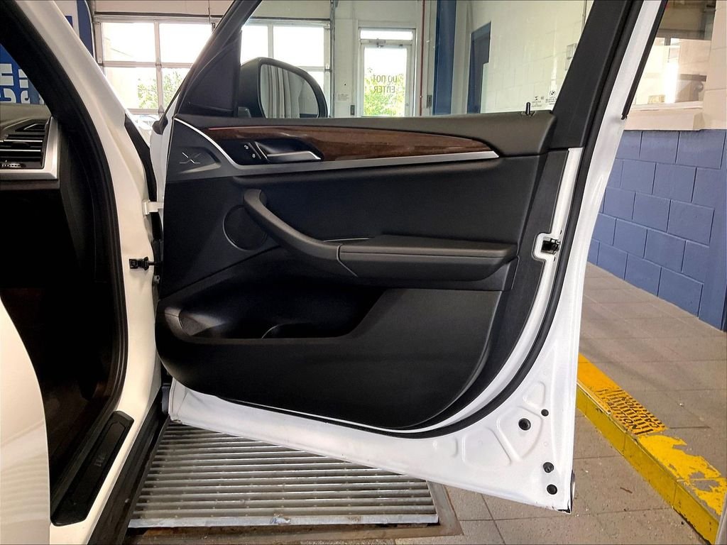 Used 2022 White BMW xDrive30i image 12