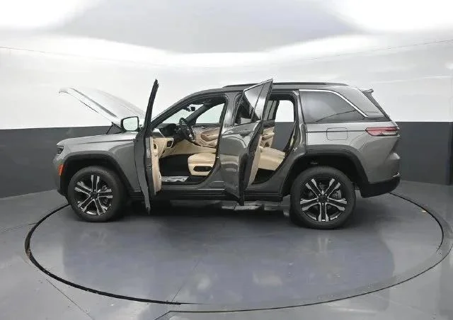 New 2027 Sting-Gray Clear-Coat Paint Jeep Limited image 31