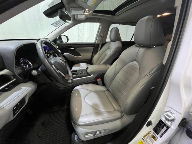 Used 2023 Beige Toyota XLE image 9