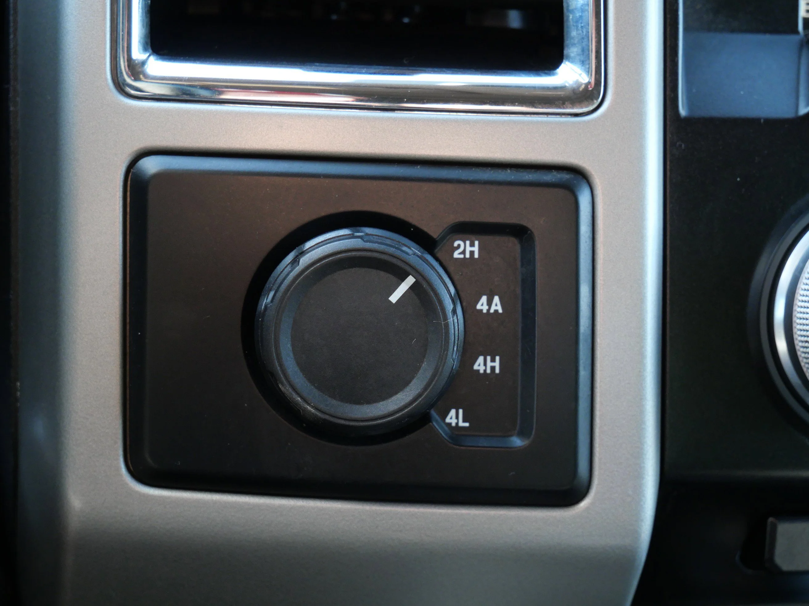 Used 2015 Magnetic Metallic Ford Lariat image 22