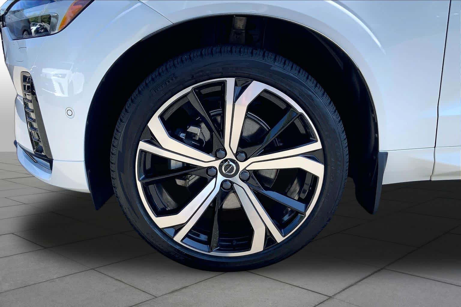 Used 2024 Crystal White Metallic Volvo Ultimate Dark Theme image 11