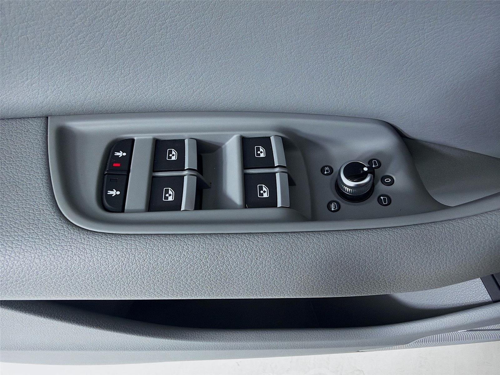 Used 2018  AUDI  image 8