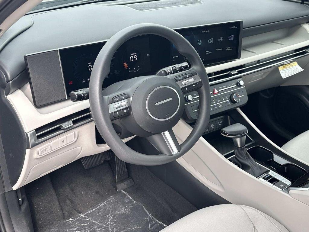New 2026 Black Hyundai SE FWD image 2