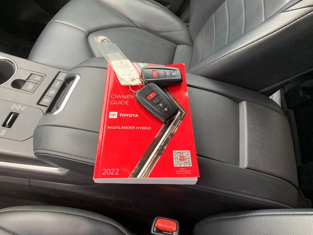 Used 2022 Silver Toyota XLE image 9