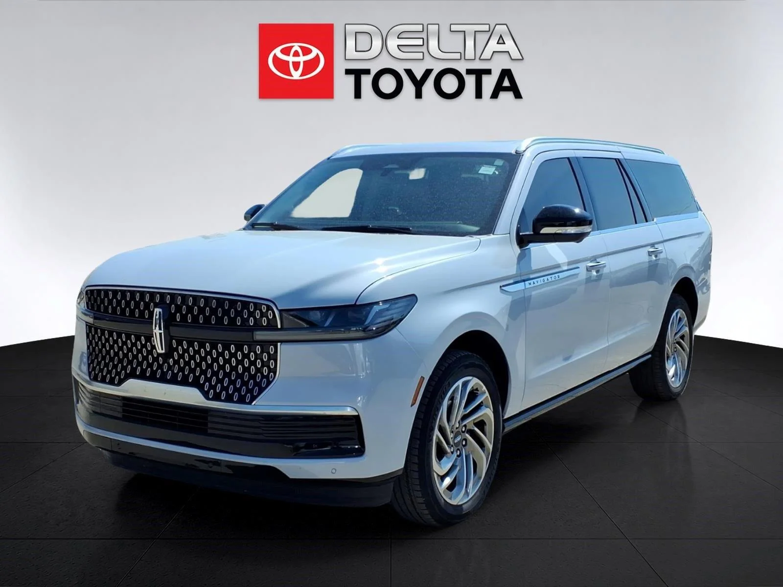 Used 2026 Crystal White Metallic Clearcoat Lincoln Reserve image 1