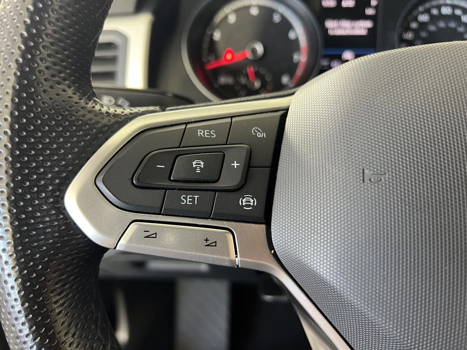 Used 2021 Gy Volkswagen 3.6L V6 SE w/Technology R-Line image 9