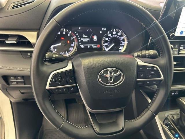 Certified Used 2025 WIND CHILL PEARL Toyota  image 18