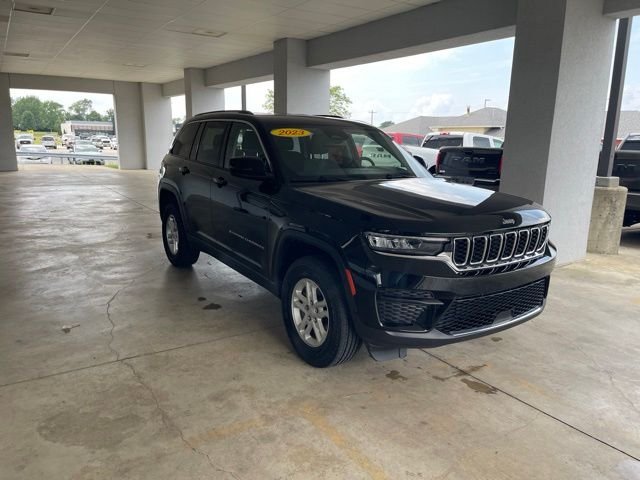 Used 2023 Black Jeep Laredo image 5