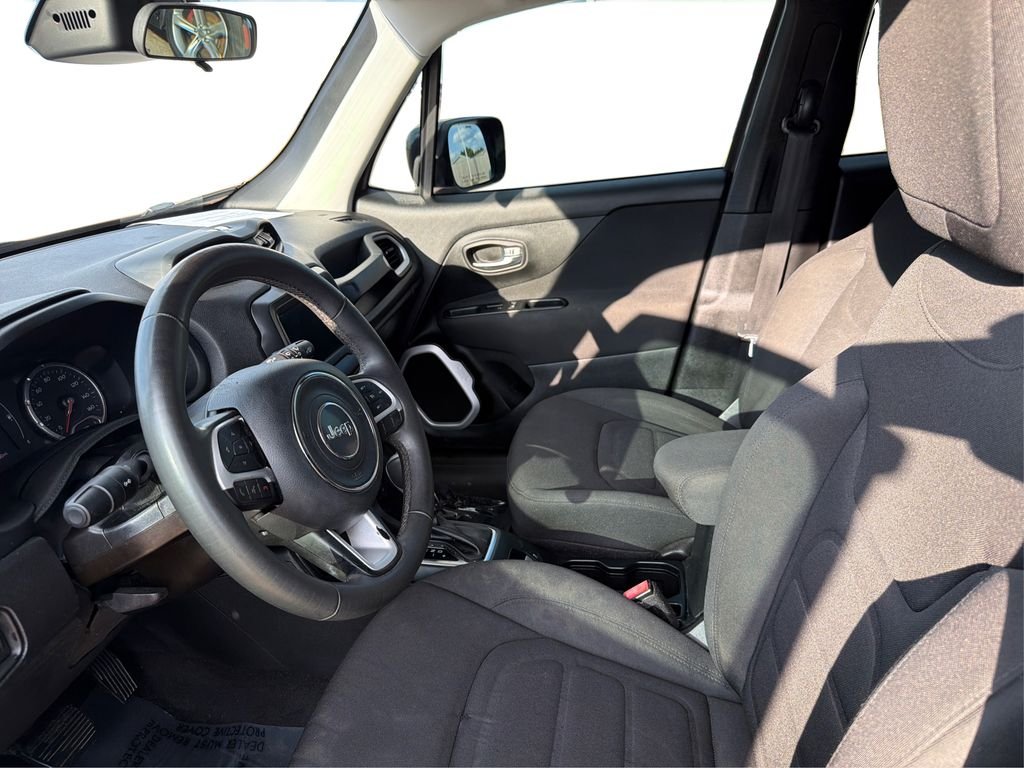Used 2018 Granite Crystal Metallic Clearcoat Jeep Latitude image 10