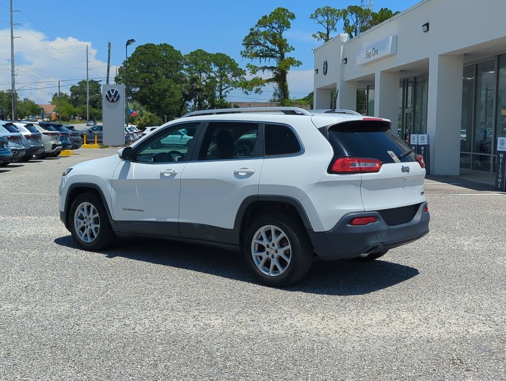 Used 2017 White Jeep Latitude image 5