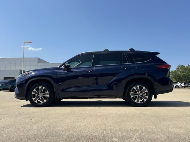 Used 2021  Toyota XLE image 2