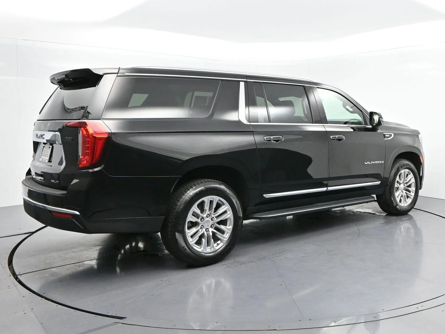 Used 2023 Onyx Black GMC SLT image 7