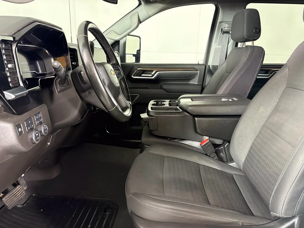 Used 2025 White Chevrolet LT image 26
