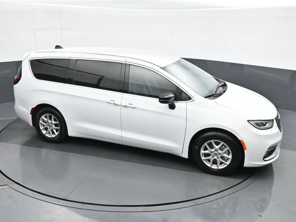 Used 2025 White Chrysler Select image 23