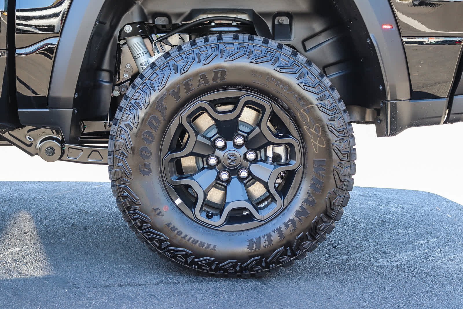 New 2026 Diamond Black Crystal Pearl-Coat Exterior Paint RAM RHO image 11