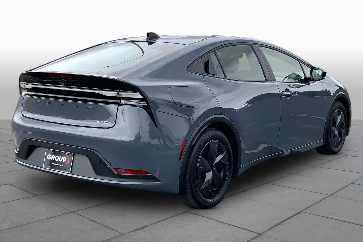 2026 Toyota Prius Plug-in Hybrid SE - Photo 12