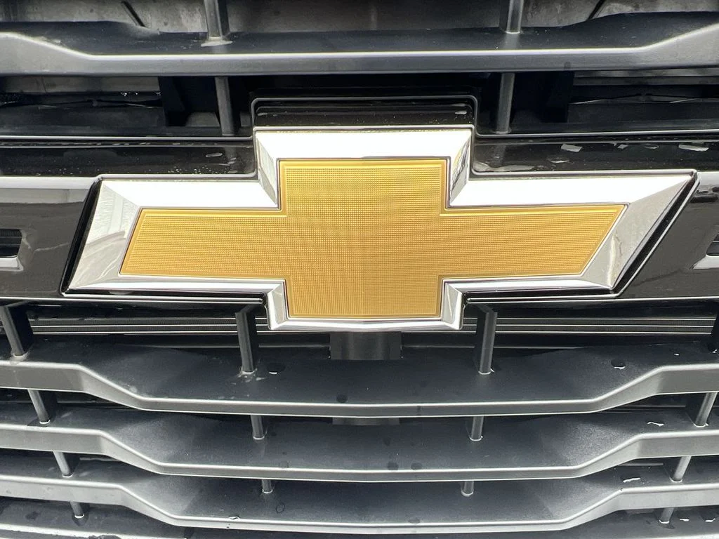 New 2026 Summit White Chevrolet WT image 31