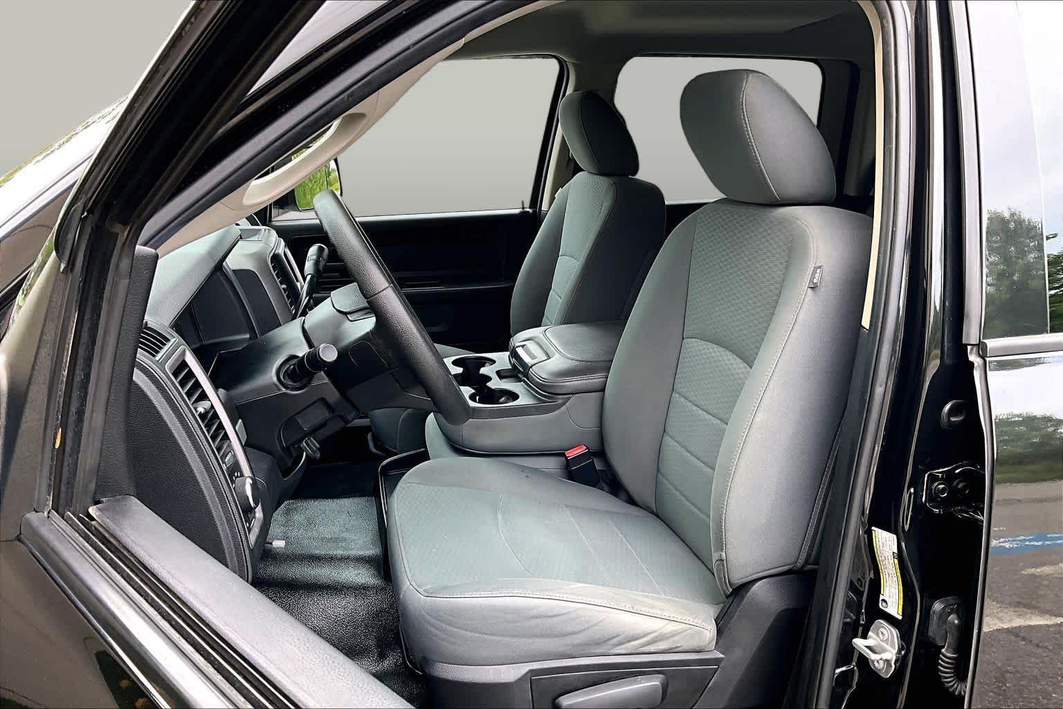 Used 2018 Brilliant Black Crystal Pearlcoat Ram Tradesman image 9