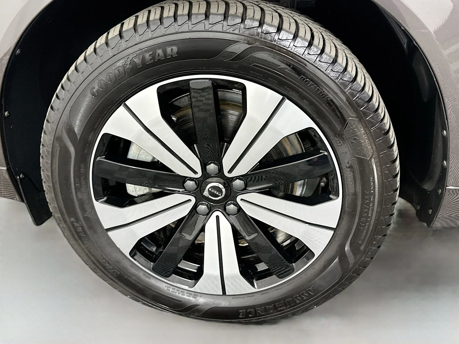 Used 2023 Gray Volvo T8 Plus Dark Theme image 31