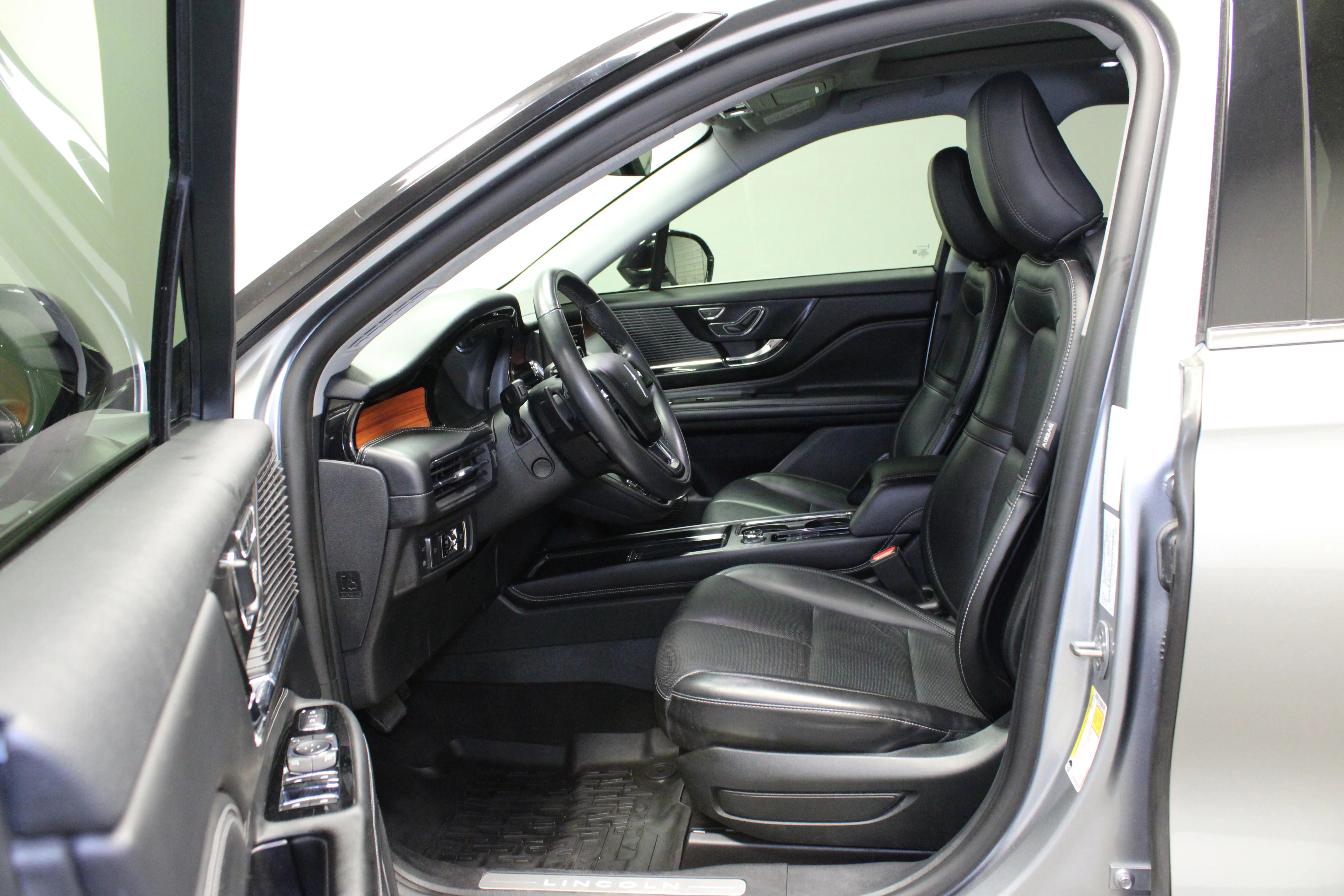 Used 2022 Silver Radiance Metallic Clearcoat Lincoln Grand Touring image 18