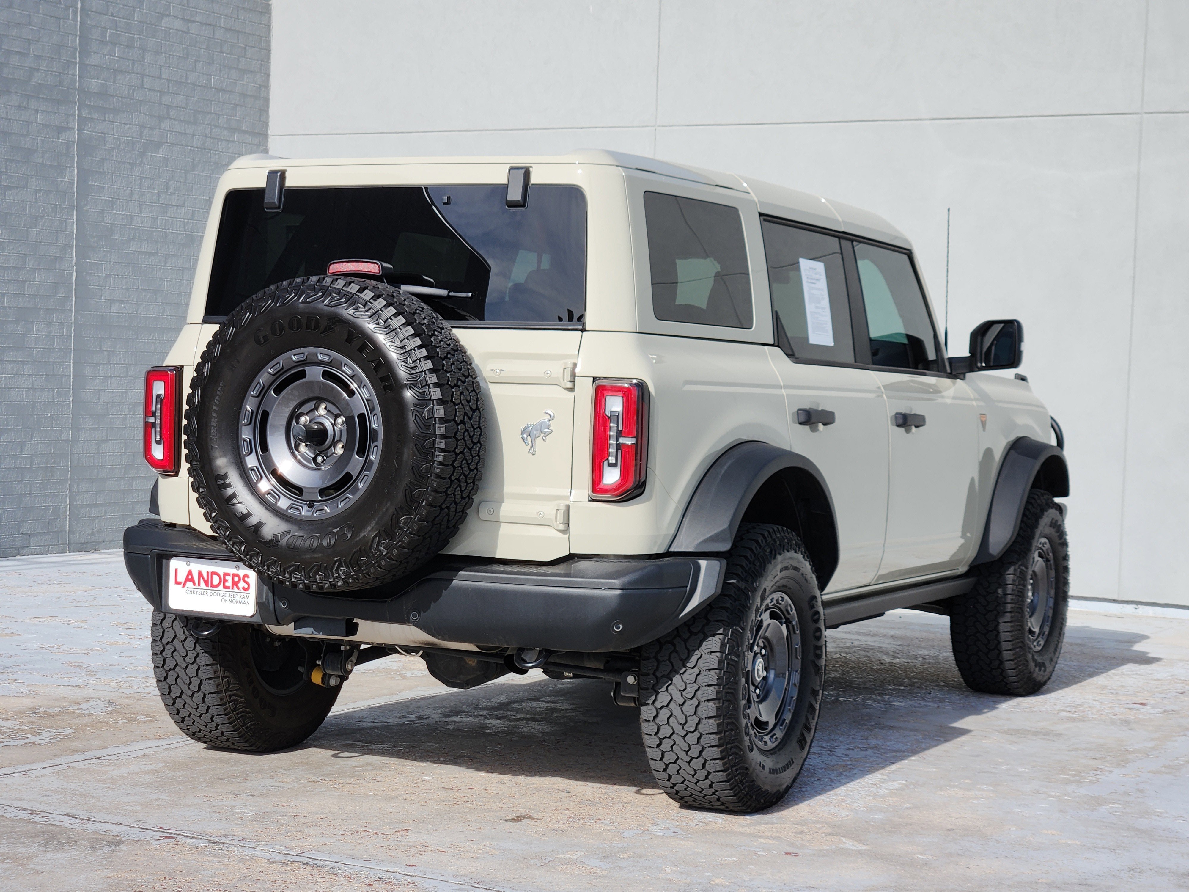 Used 2025 Desert Sand Ford Badlands image 8