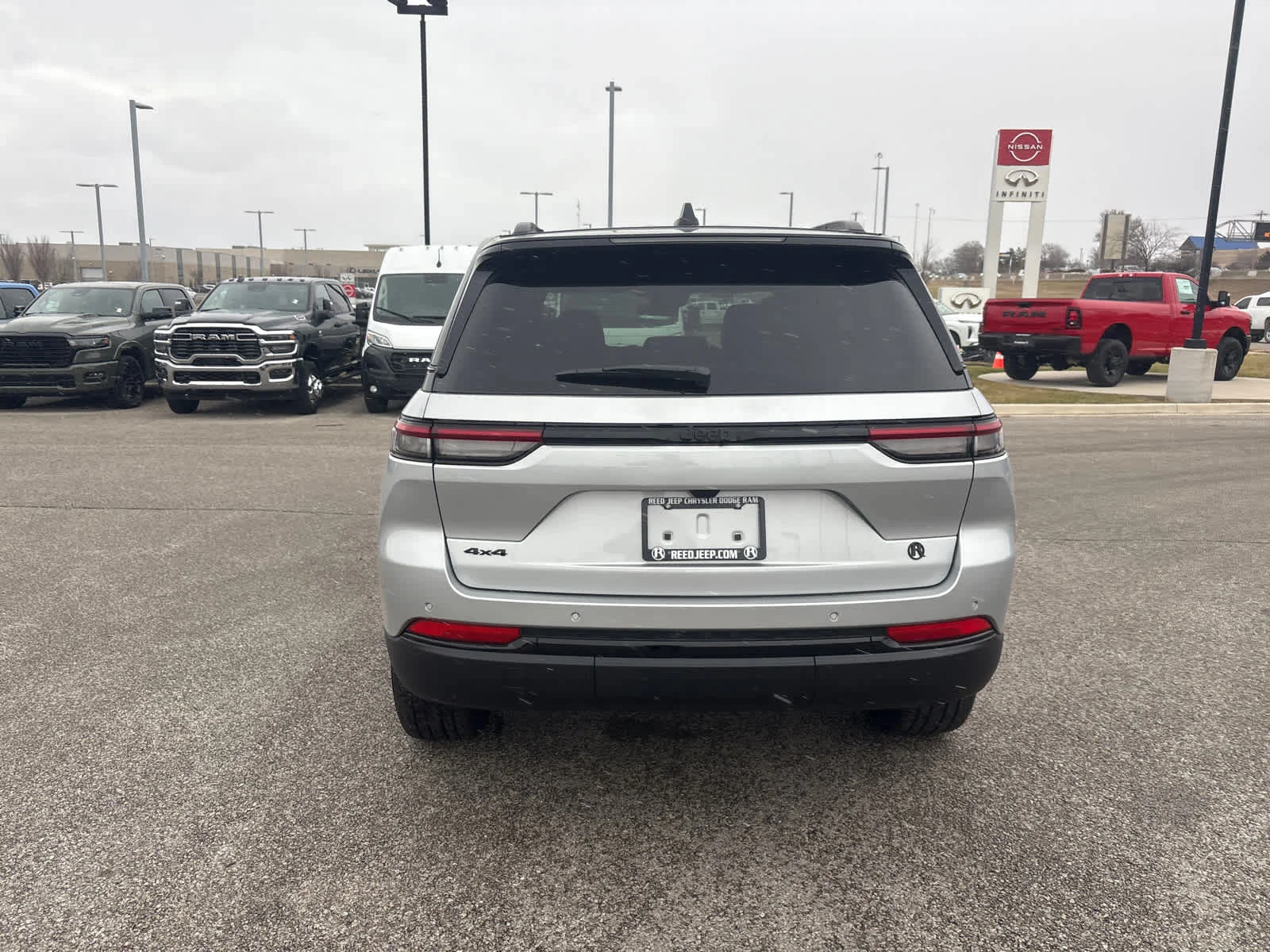New 2025 Silver Zynith Exterior Paint Jeep Limited image 8