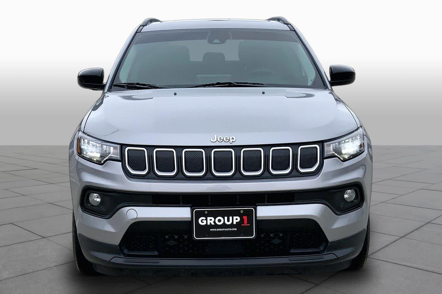 Used 2022 Billet Silver Metallic Clearcoat Jeep Latitude image 4