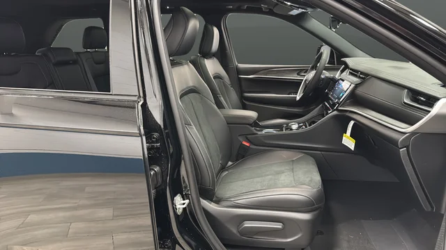 New 2026 Diamond Black Crystal Pearl-Coat Exterior Paint Jeep Altitude image 25