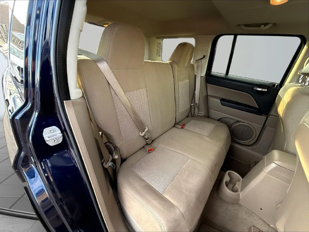 Used 2015 True Blue Pearlcoat Jeep Latitude image 29