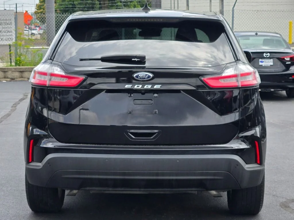 Used 2021 Black Ford SE image 12