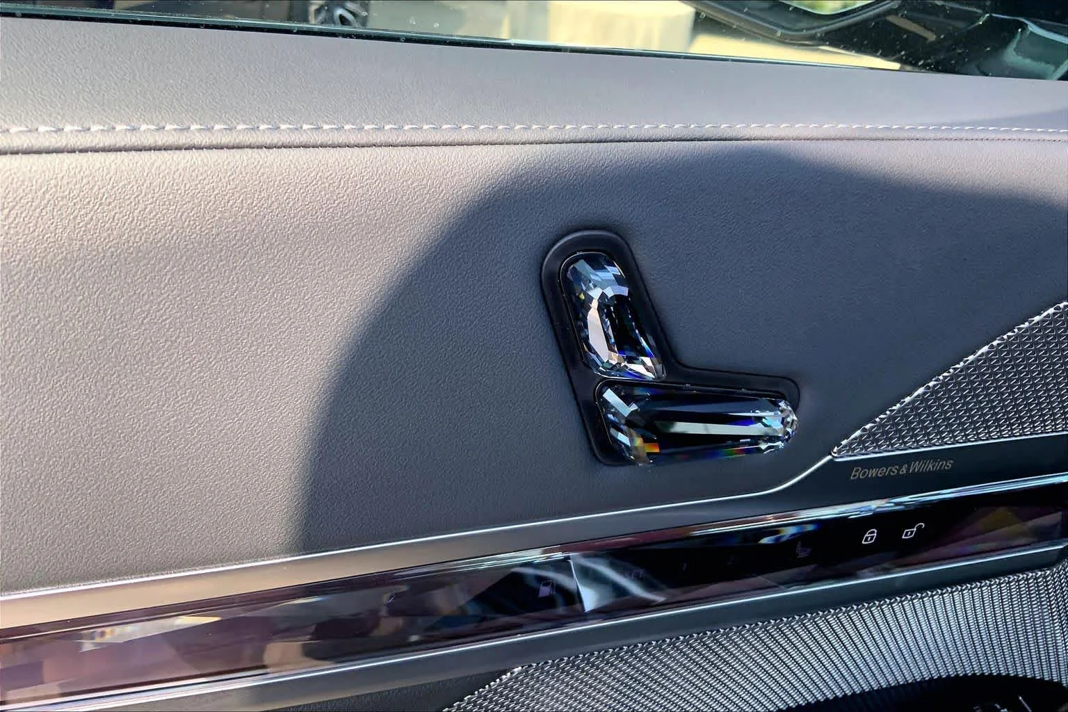 New 2026 Black Sapphire Metallic BMW 750e xDrive image 16