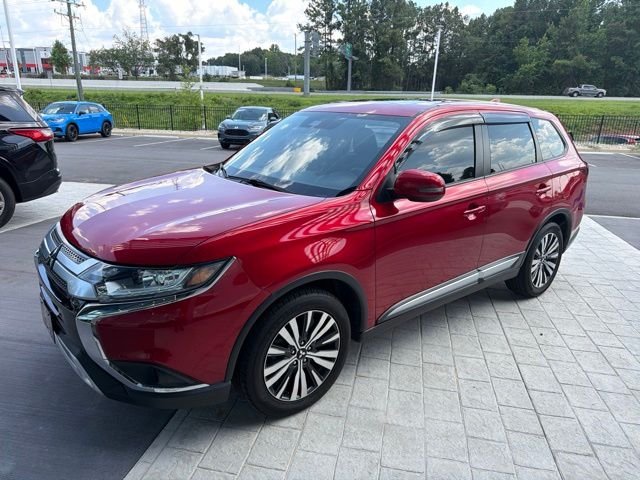 Used 2020 Red Diamond Mitsubishi SE image 3