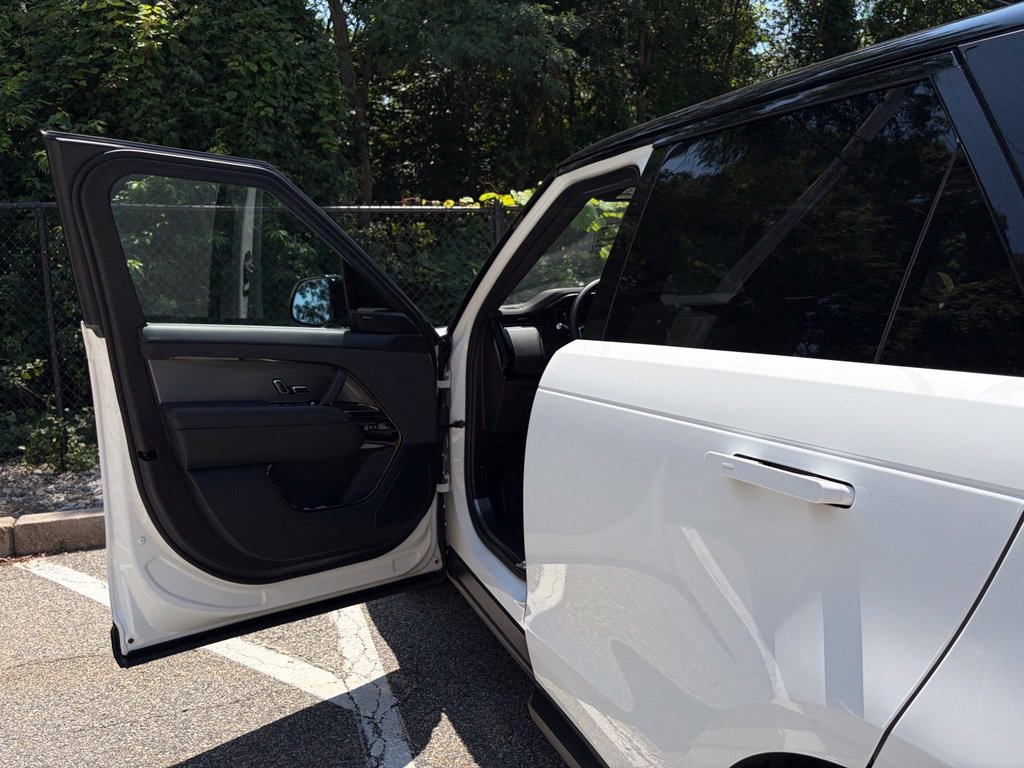 Used 2023 White Land Rover SE image 12