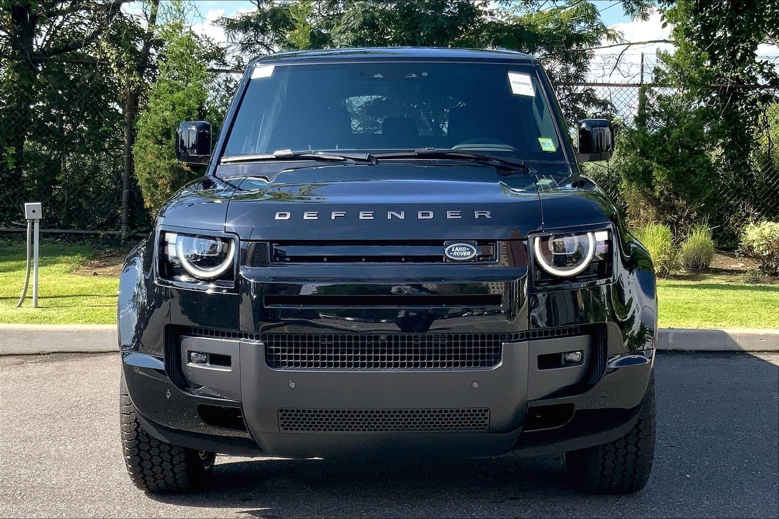 New 2026 Santorini Black Land Rover X-Dynamic SE image 3