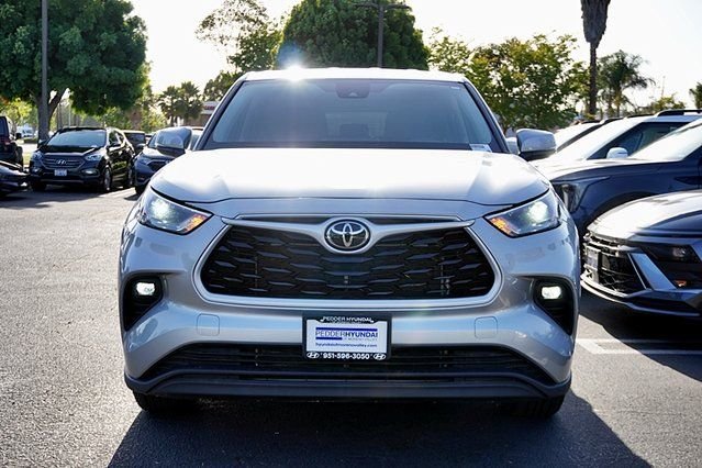 Used 2025 Silver Toyota LE image 4