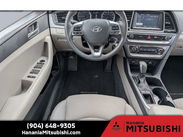 Used 2018 Black Hyundai SE image 13